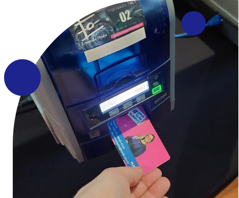 Crachás corporativos ou tags de bagagem - produção completa e entrega imediata no evento - Expressão Studio